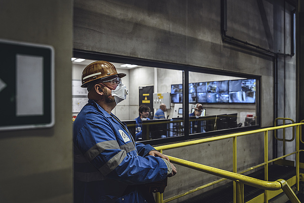 Photo: Aurubis: Man in protective clothing standing on a railing