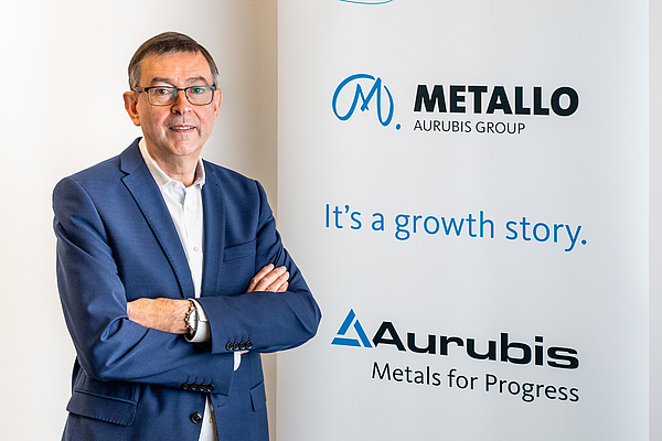 Photo: Aurubis: Dirk Vanderberghe in front of a banner