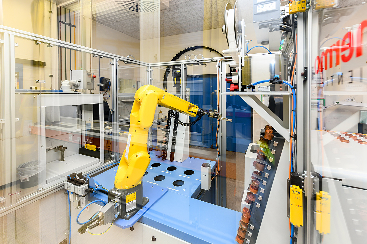 Photo: Aurubis: Fully automatic analysis of stamping samples by a robot